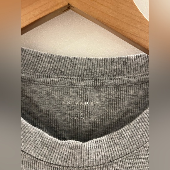 Banana Republic Ribbed Tshirt (Small) - Picture 3 of 3